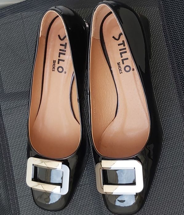 Дамски черни лачени обувки с катарама и нисък ток