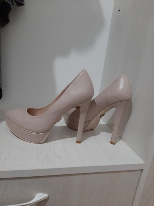 Каблуки белые кожаные