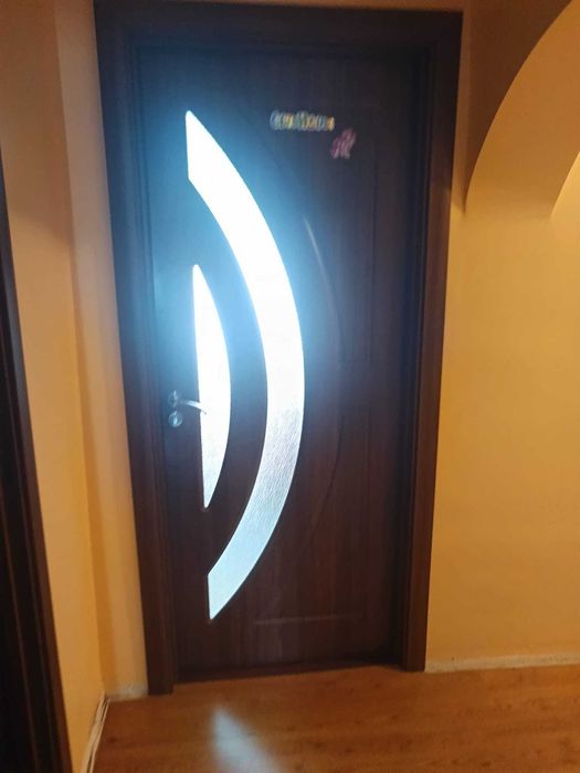 vând uși de interior