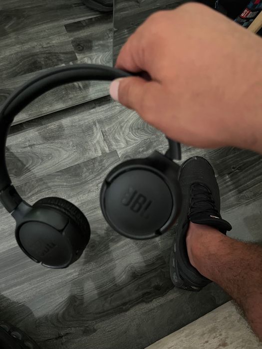 Vând căști bluetooth JBL