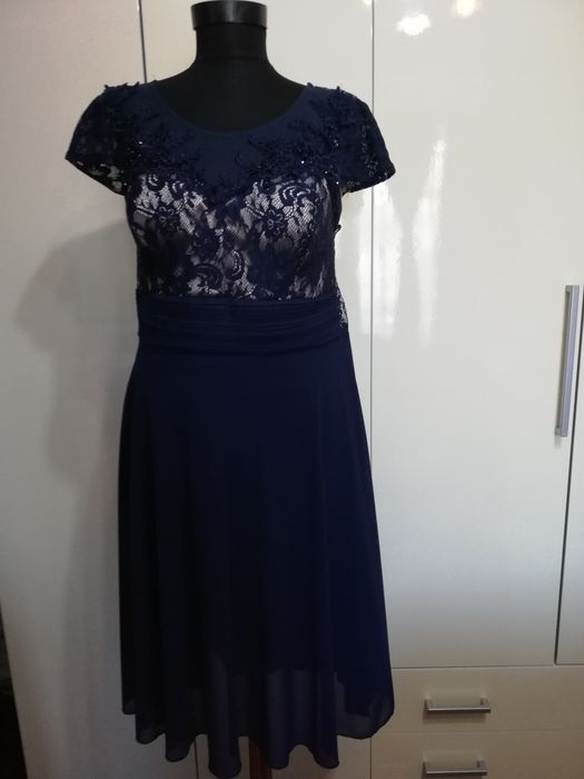 Rochie de gală din mătase și dantelă.