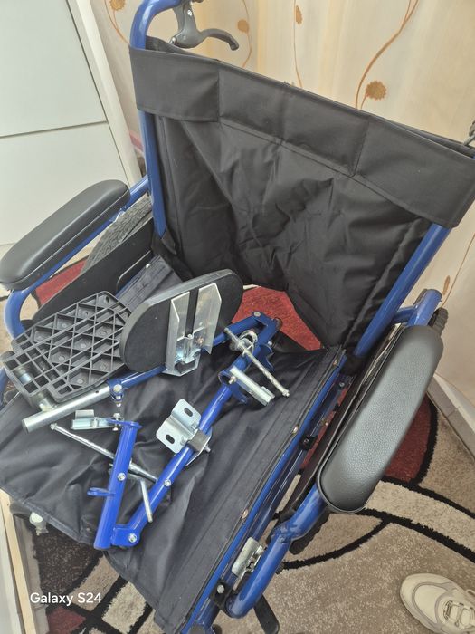 Vind scaun cu rotile nou cu diferite accesorii