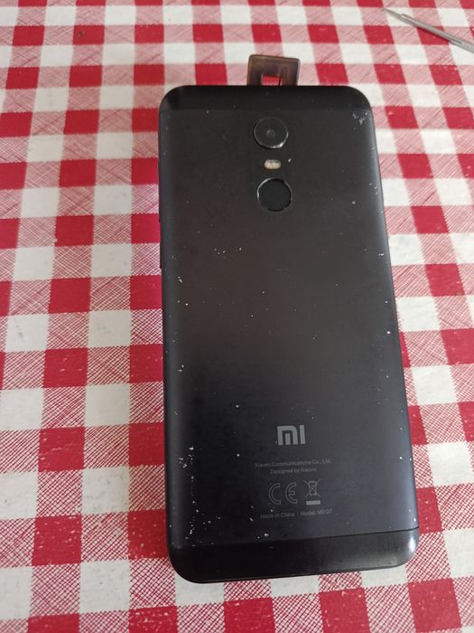 Продам Xiaomi Redmi 5 Plus 3/32 ГБ + чехол