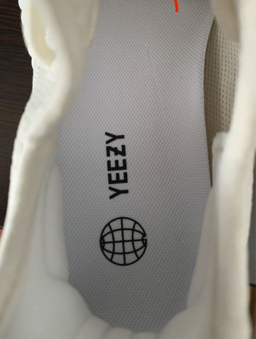 Yeezy 350 noi cu eticheta
