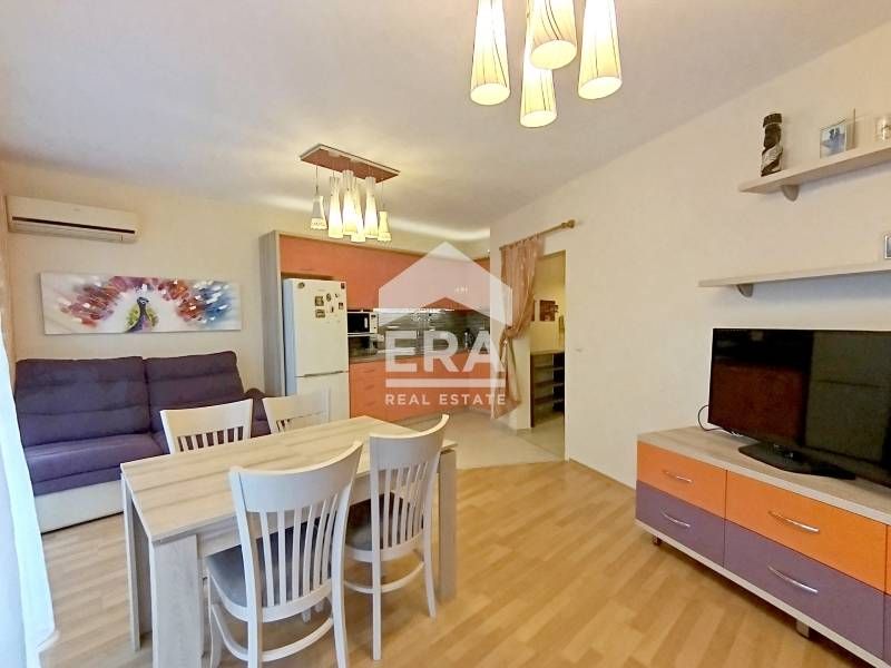 Приятен мебелиран тристаен апартамент в жилищна сграда