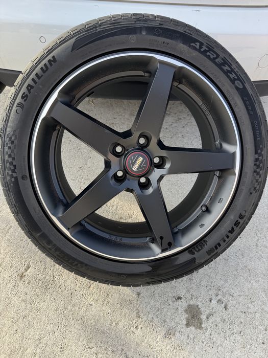 Roti / Jante Momo 5x112 R18 ET 25 concave 8J negre cauciucuri vara 245/45/18 DOT 5123