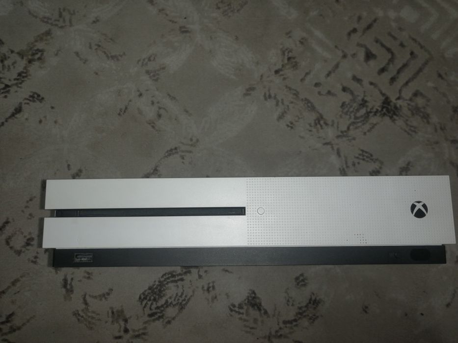 XBOX ONE S В идеальном состоянии.