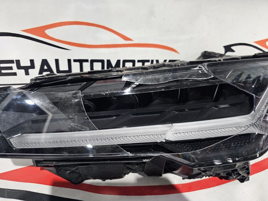Far stanga led Lamborghini Urus cod 4ML941035C avariat
