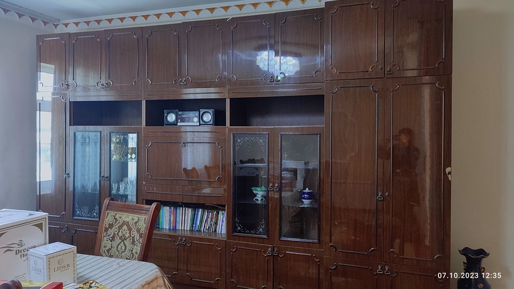 Yaxshi holatdagi stenka kiyim javoni bilan srochna sotiladi