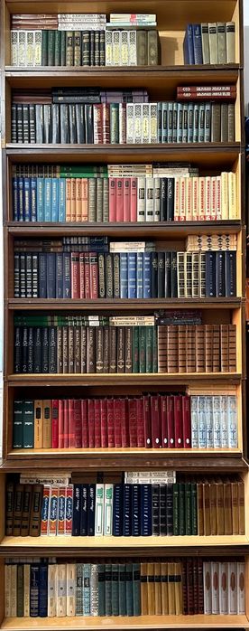 Продаются книги в большом количестве. 
Романы
Детективы
Энциклопедии