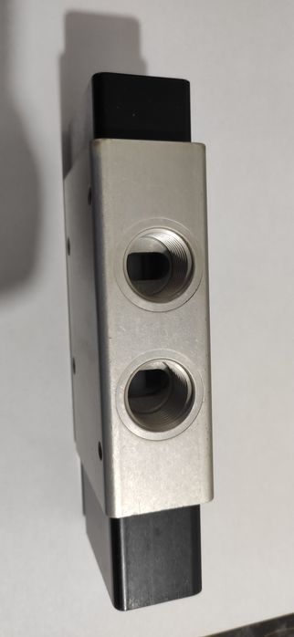 Distribuitor pneumatic cu comanda externa
