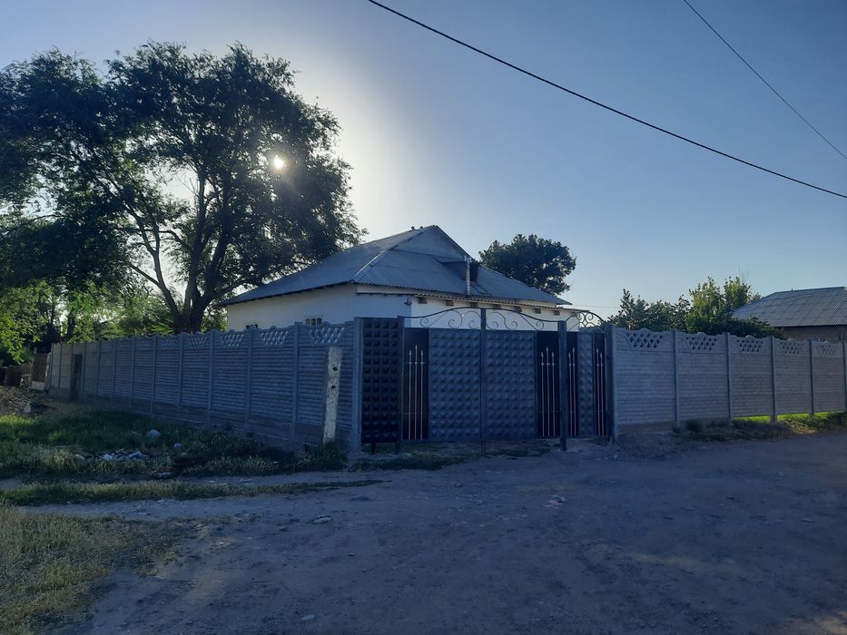 Продаётся дом в хорошем районе.