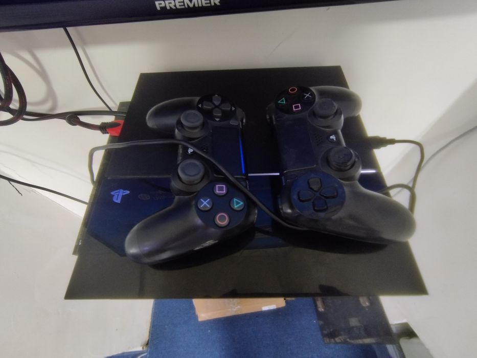 PS4 sotiladi. 2 ta joystik bilan