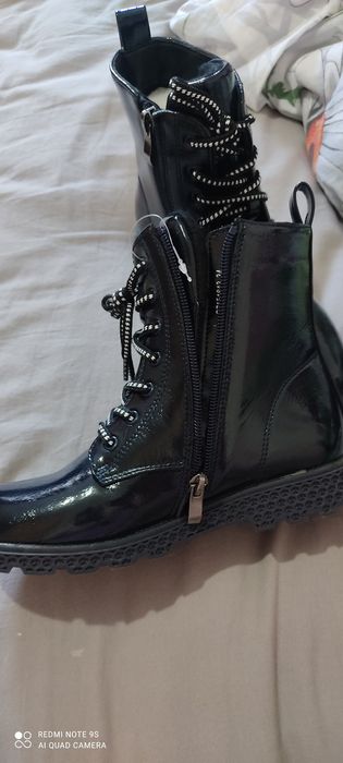 Продам ботинки на девочку осенние