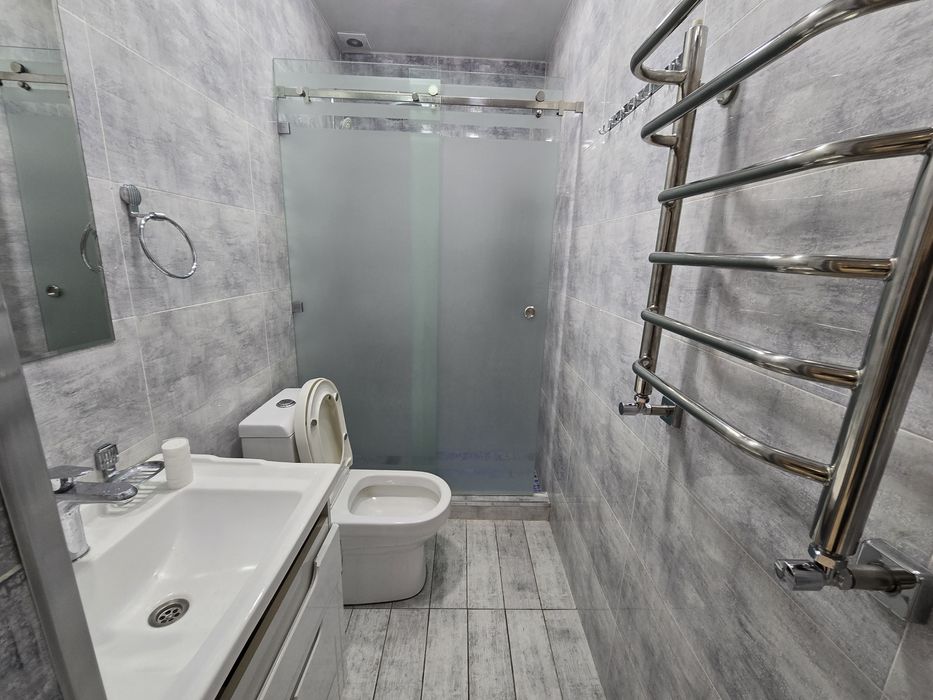 3 xona  uy sotiladi birja oldida luks