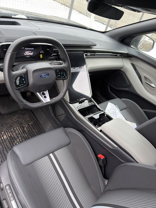 Inchiriez Ford Capri Nou