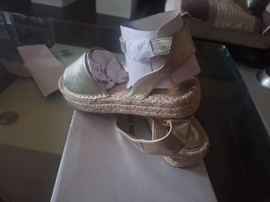 Нови златни сандали About you