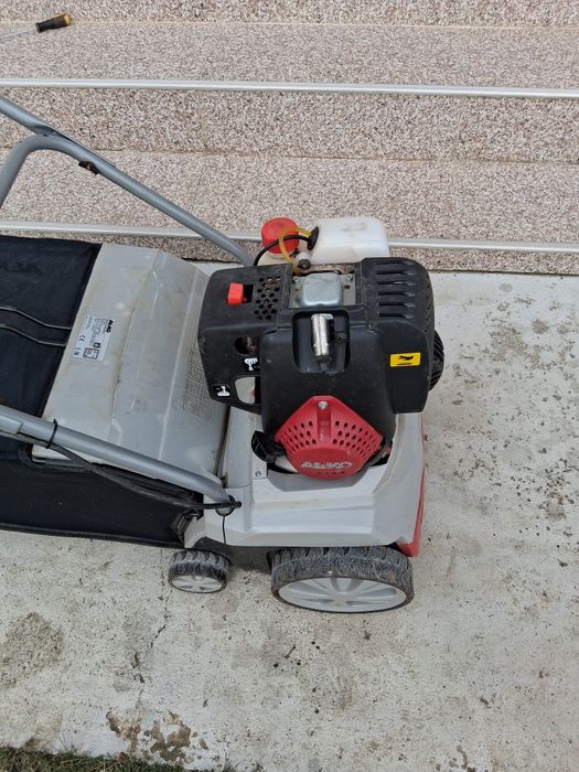 Vând scarificator de iarbă pe benzină Alko.