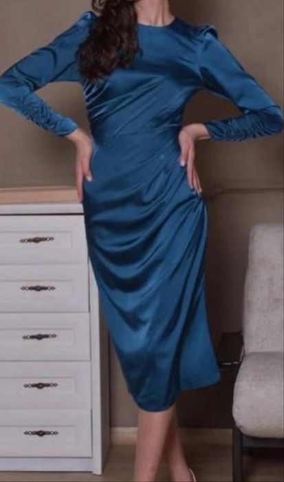 Красивое вечернее платье изумрудного оттенка