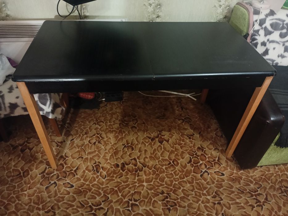 Черна разтегателна  масивна маса от дърво