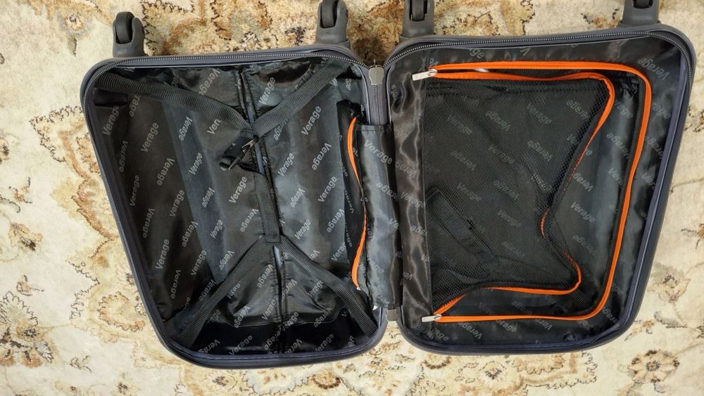 Чемодан дорожный