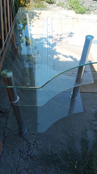 Стол стеклянный.