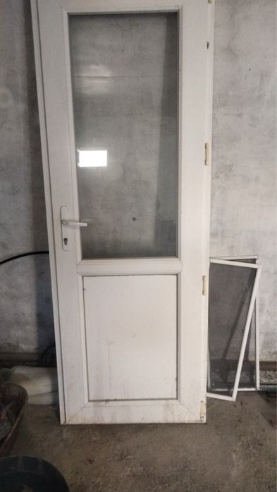 Продам пластиковую дверь б/у с доводчиком
