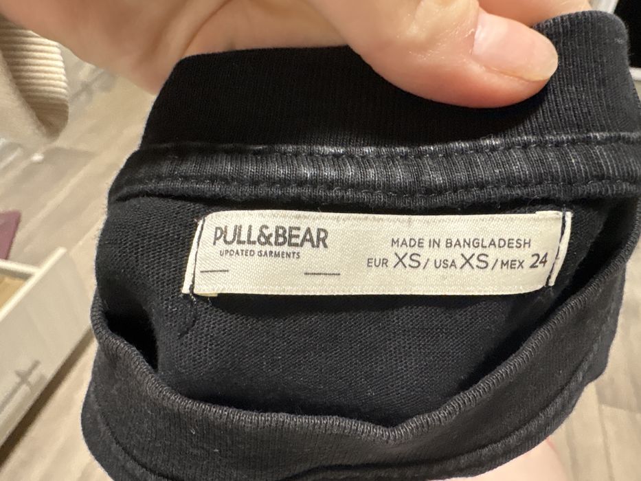 черная футболка