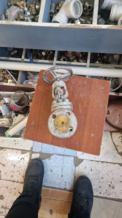 Задвижка железная