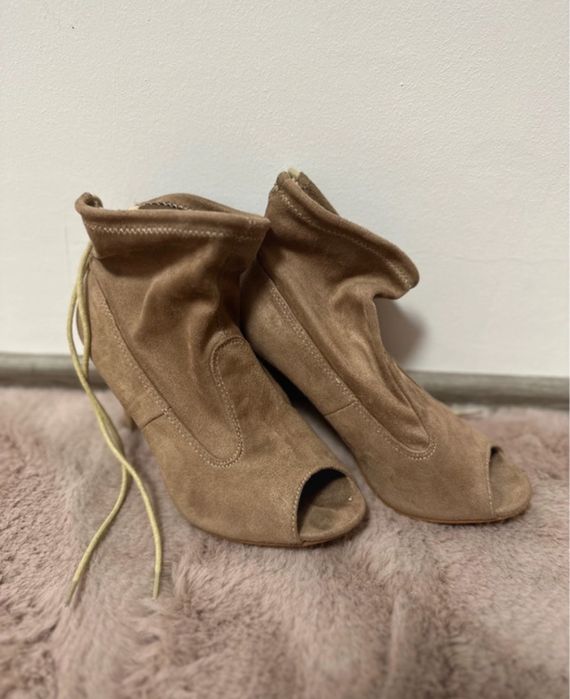 Botine cu fundiță la spate