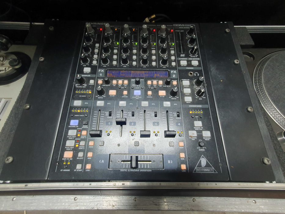 sistem DJ cu platane Technics și mixer