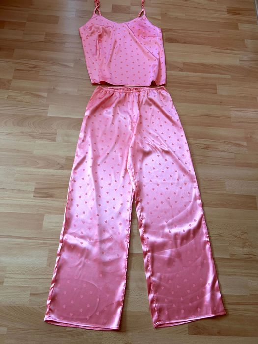 Set pijama de satin cu inimoare roz