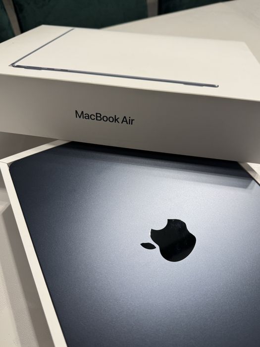 MacBook Air 13 inch M4 16GB/256GB + Husa premium inclusa
