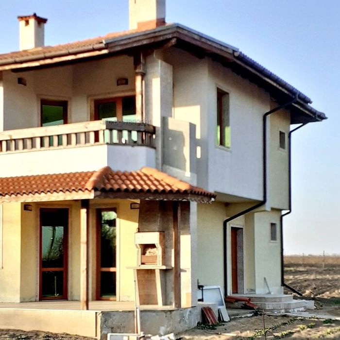 Къща с двор в село на минути от курортен комплекс Албена