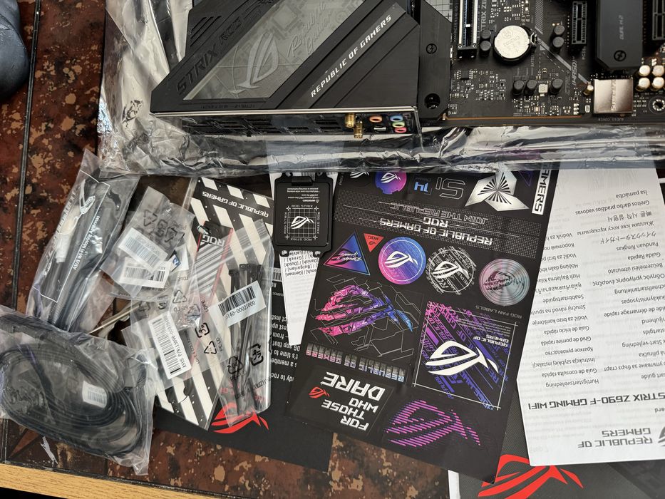 Placa de baza+ procesor(i7 13700k+ Asus Z690-F Strix)