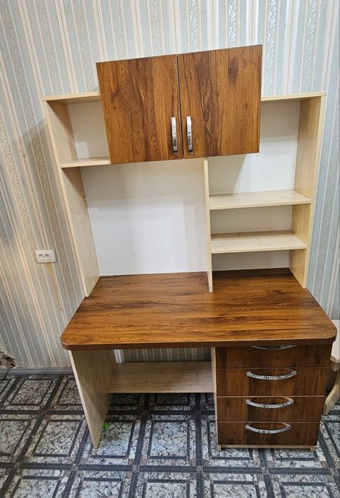 Продаётся письменный стол в отличном состояние.