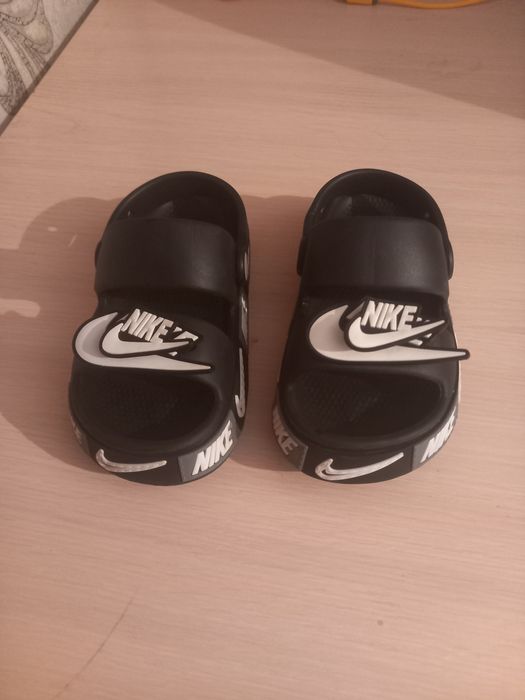 Новые детские сандалии