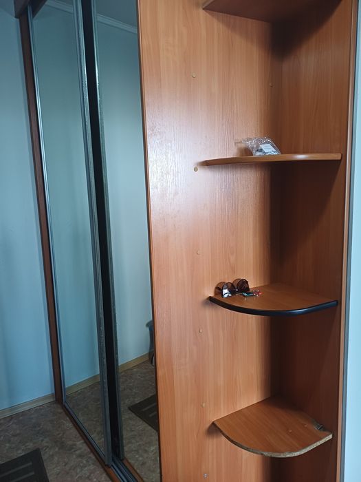 Продам встроенный шкаф с зеркалом