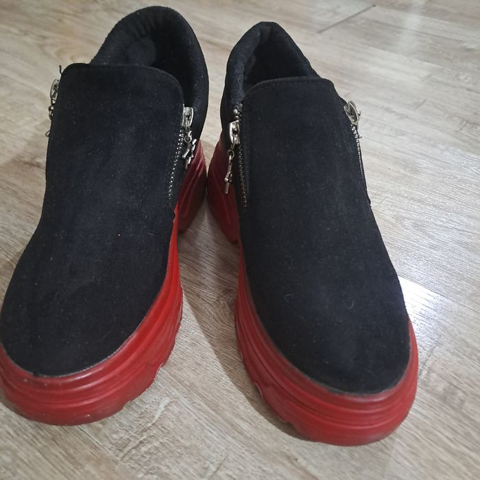 Женский обувь, платформа  очень мягкая  раз 38.цен.80.000с.