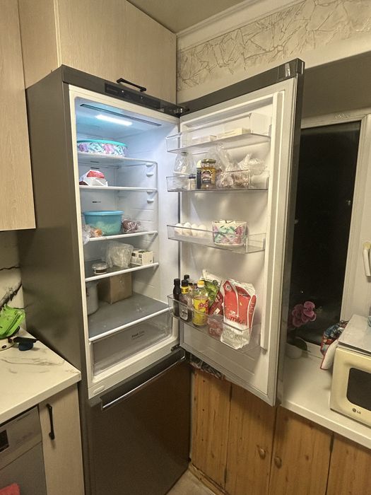 Холодильник LG, номер модель на фото