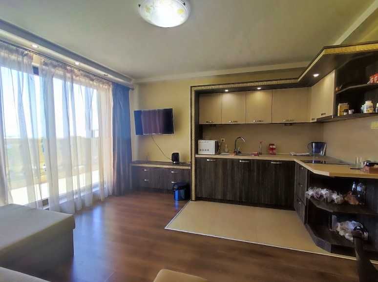 Дава се под наем Тристаен апартамент в Варна, Център - 140 кв.м за 900 € - Снимка #2