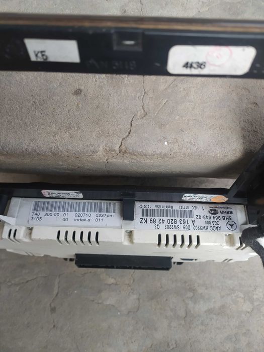 Махагонов панел с копчета и управлението на климатроника за ML