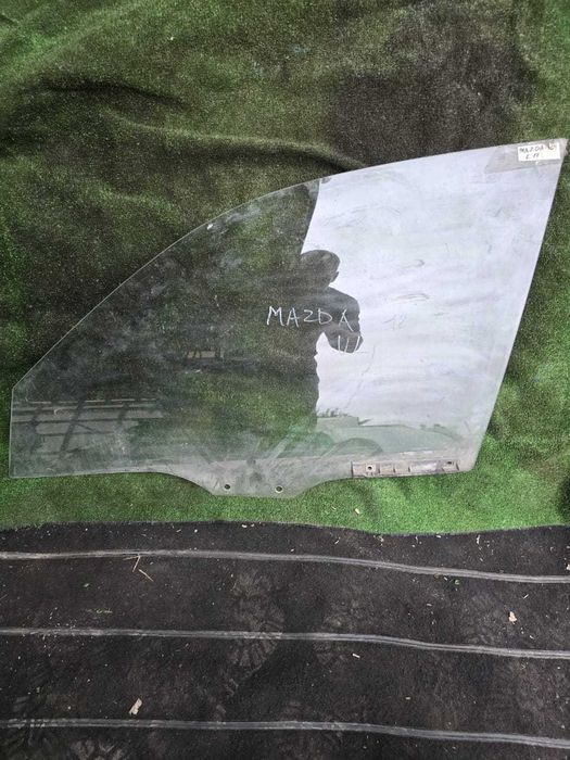 Стекло переднее левое  Мазда Mazda 121