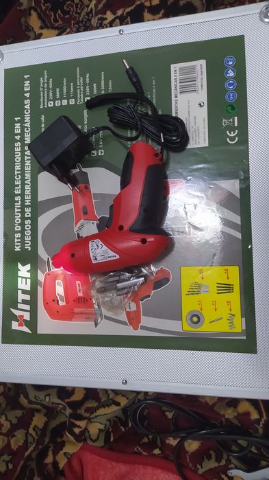 Vînd geanta de aluminiu cu scule