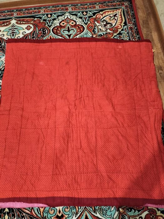 Көрпе қызыл түсті