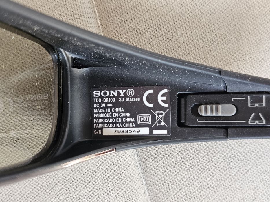 Accesorii originale SONY  3D compatibile cu tv Sony BRAVIA seriile EX, HX și NX (2010, 2011, 2012): 1 x UWA-BR100; 1 x TMR-BR100; 2 x TDG-BR100