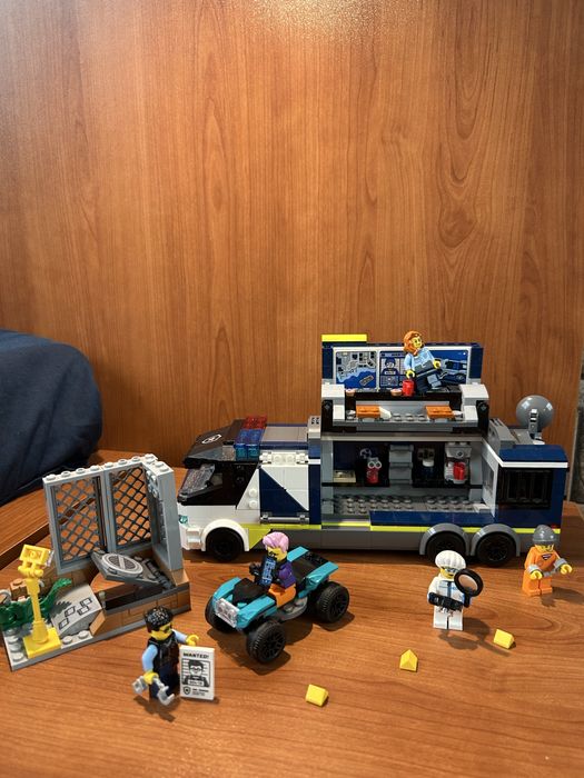 LEGO полицейски камион / мобилна полицейска лаборатория