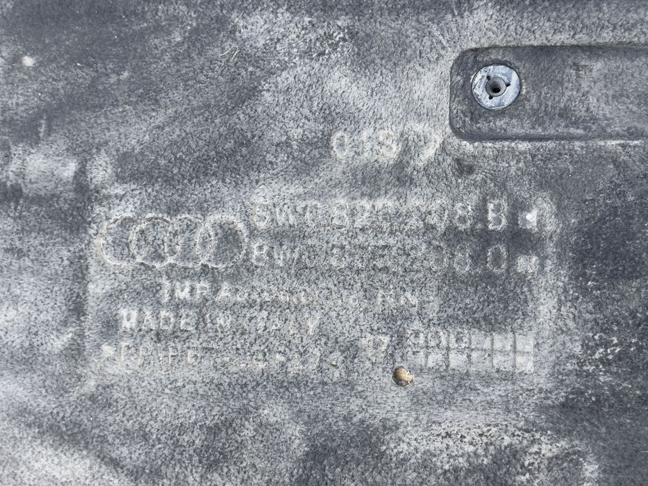 Кора под десен праг AUDI A4 B9 8W0825208B 8W0825208C