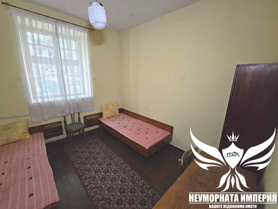 Продавам триетажен хотел с РЗП 870кв и парцел 830кв. в Нареченски Бани