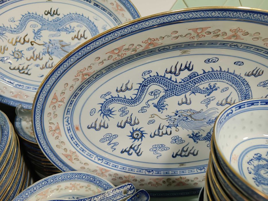 Сервиз столово-чайный  на 12 персон в технике "рисовые зерна".